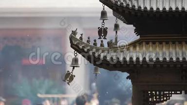 <strong>上海静安寺</strong>建筑屋檐上的不朽与野兽，帝王黄色屋顶装饰，风铃